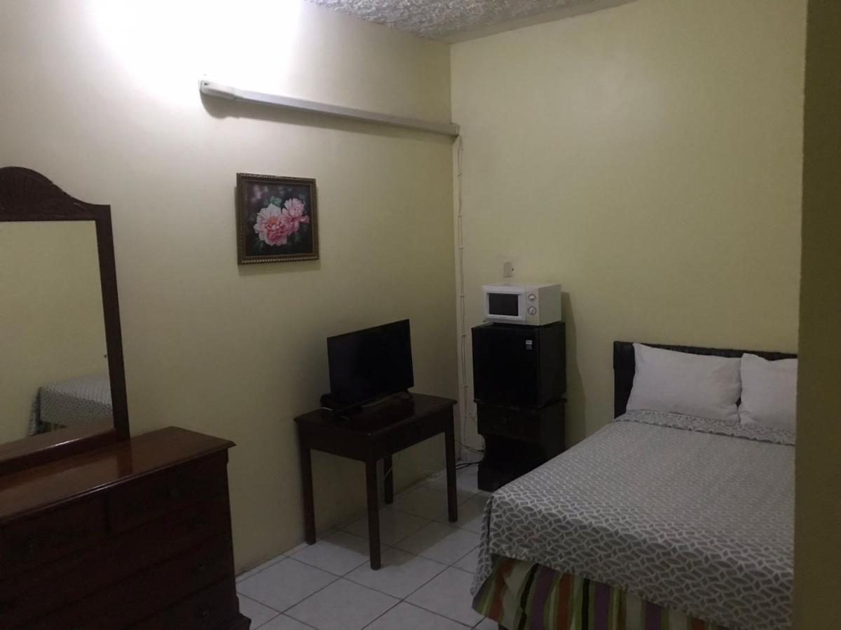 Tropical Court Hotel Montego Bay Extérieur photo