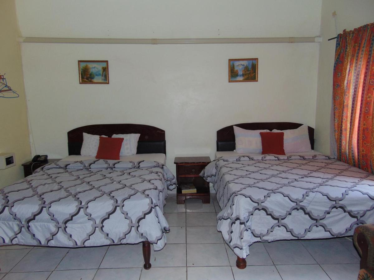 Tropical Court Hotel Montego Bay Extérieur photo
