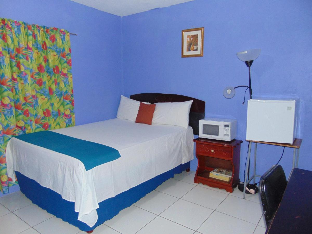 Tropical Court Hotel Montego Bay Extérieur photo
