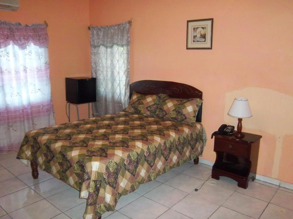 Tropical Court Hotel Montego Bay Extérieur photo