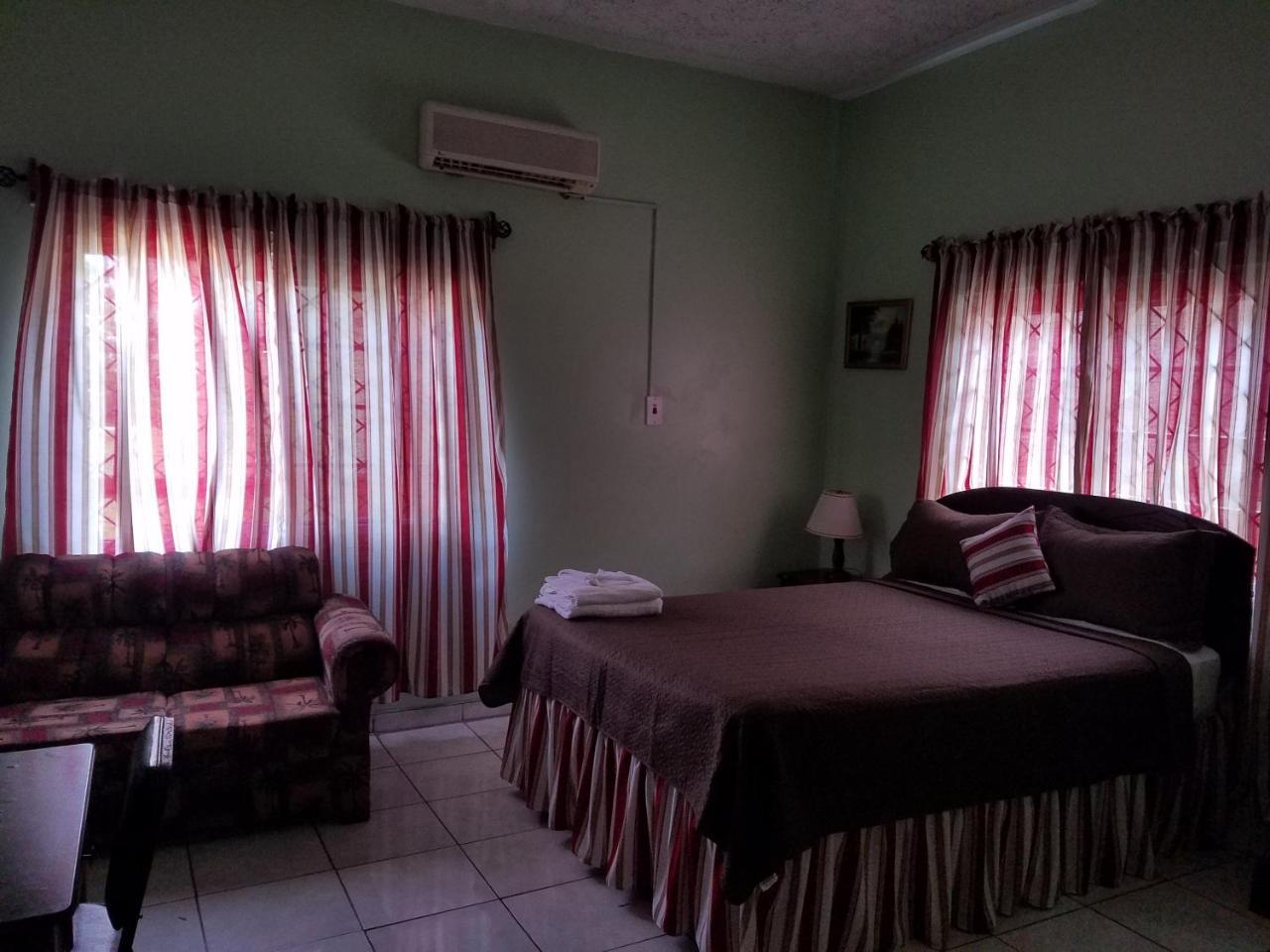 Tropical Court Hotel Montego Bay Extérieur photo
