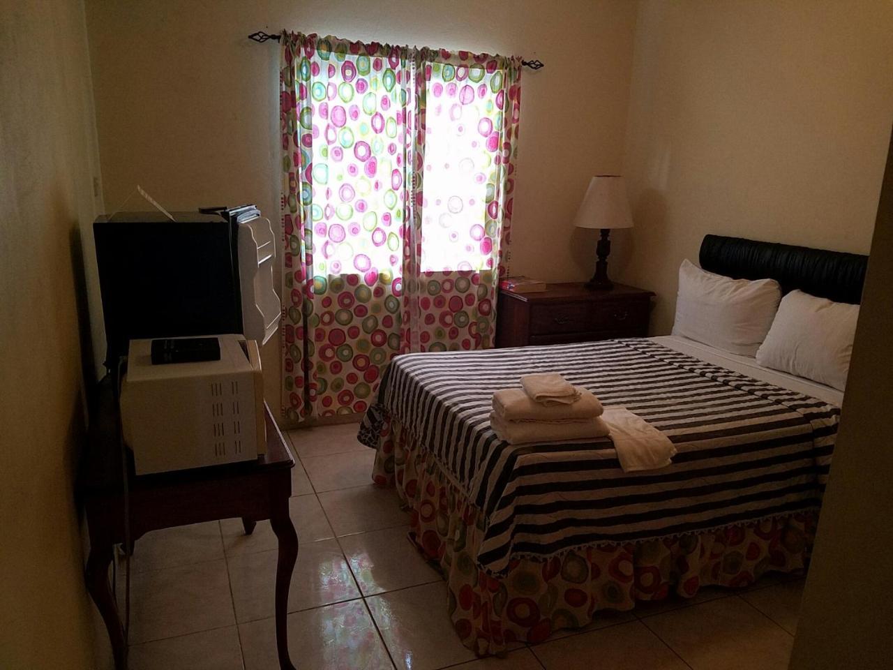 Tropical Court Hotel Montego Bay Extérieur photo