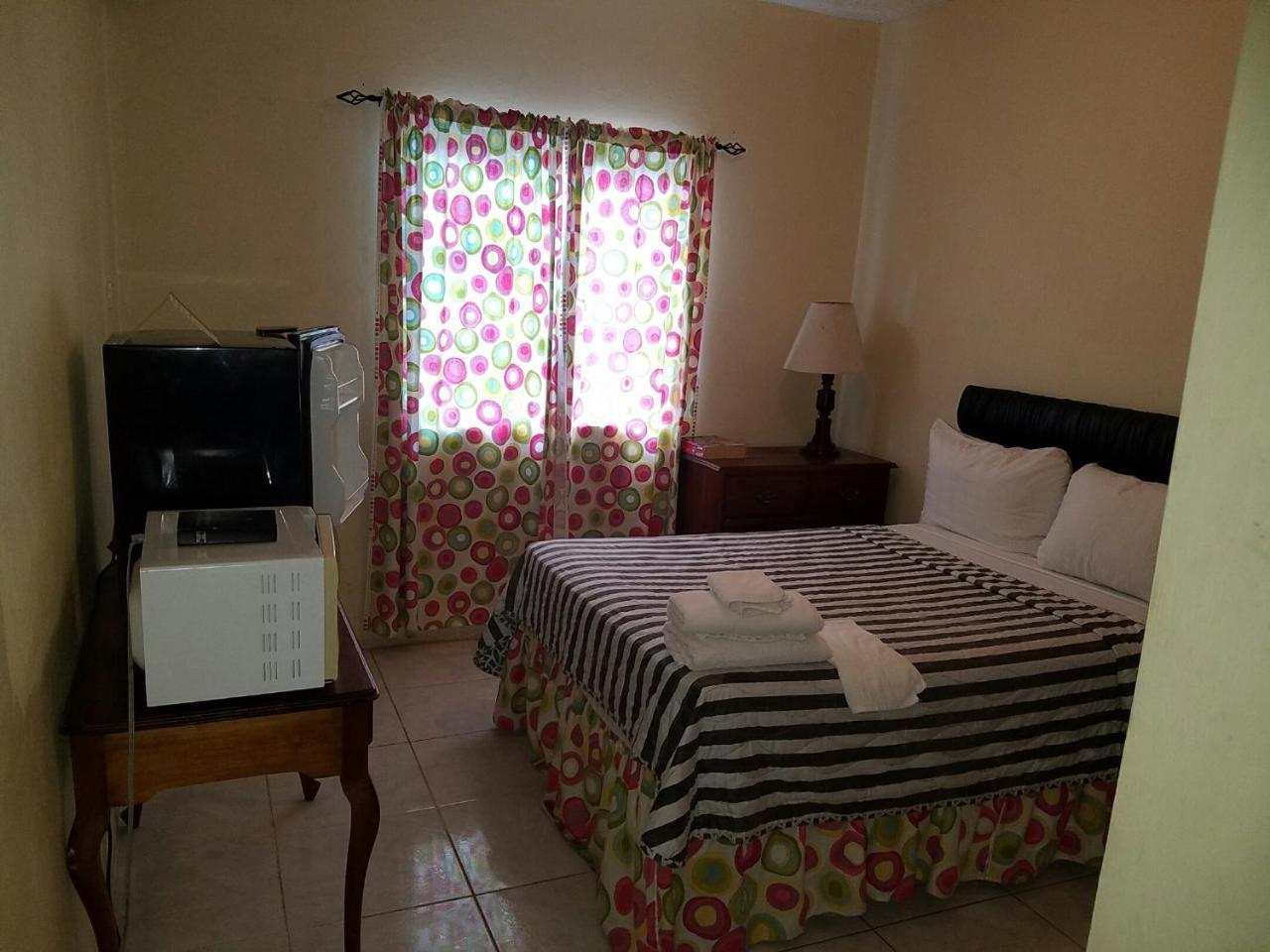 Tropical Court Hotel Montego Bay Extérieur photo