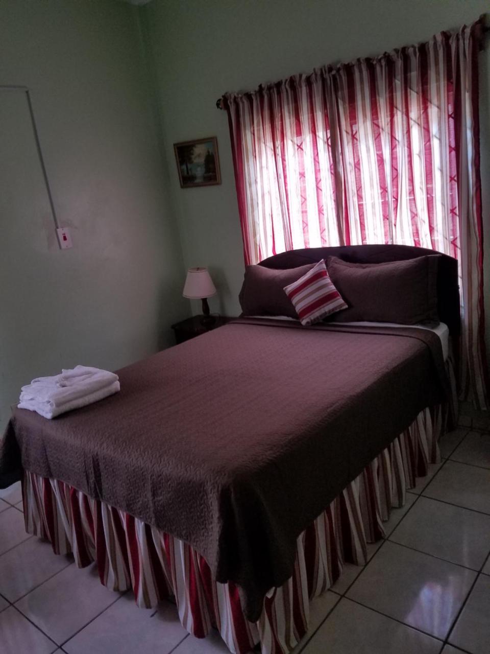 Tropical Court Hotel Montego Bay Extérieur photo