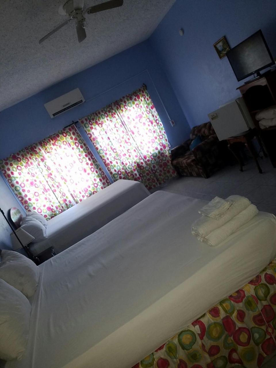 Tropical Court Hotel Montego Bay Extérieur photo