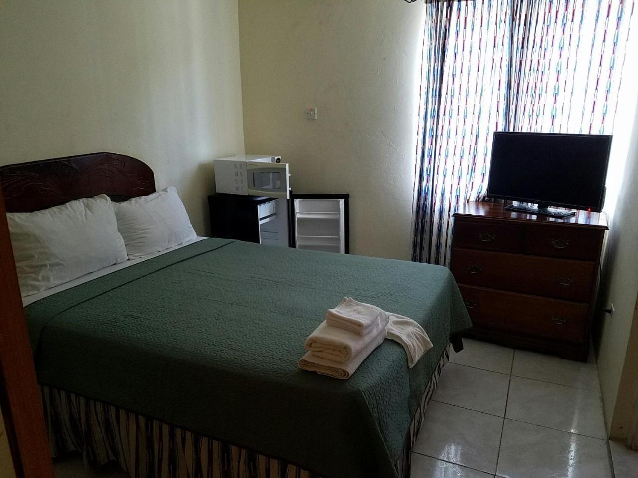 Tropical Court Hotel Montego Bay Extérieur photo