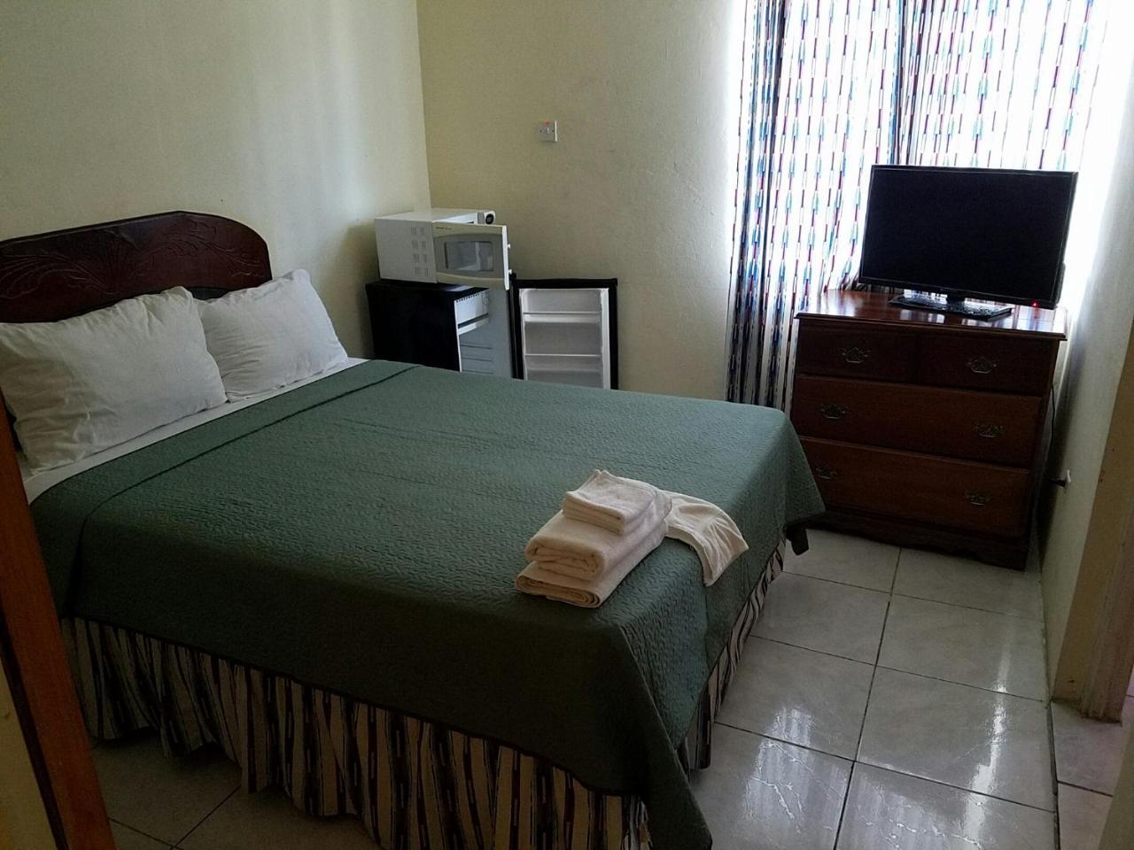 Tropical Court Hotel Montego Bay Extérieur photo