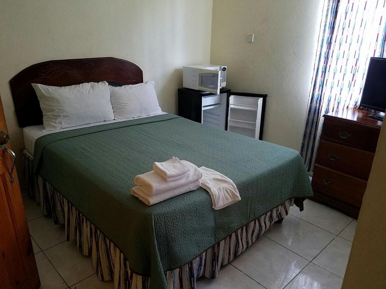 Tropical Court Hotel Montego Bay Extérieur photo